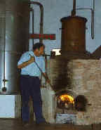 Julián Segarra destilando licor con su alambique