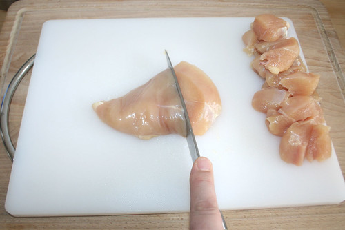 23 - Hähnchenbrust in Würfel schneiden / Dice chicken breast