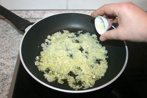 16 - Zwiebeln & Knoblauch andünsten / Braise onion & garlic lightly