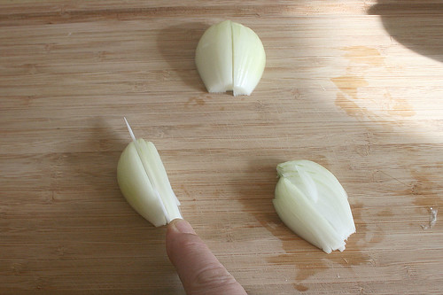 13 - Zwiebel in Streifen schneiden / Cut onions in stripes