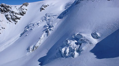 Zjazd z Monte Pasquale (3553m) lodowcem Vedretta di Cedec - widoczne seraki.