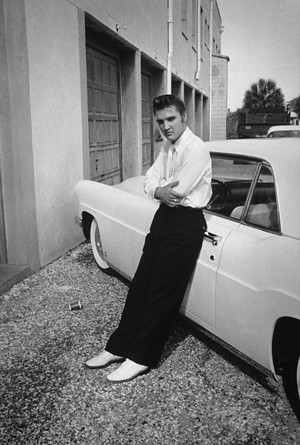 Elvis next to his 1956 Lincoln Continental
