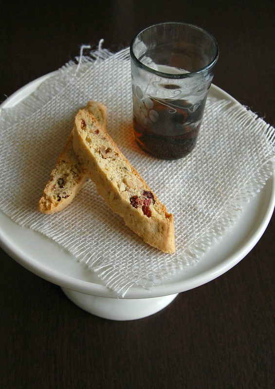 Hazelnut, almond and cranberry biscotti / Biscotti de amêndoa, avelã e cranberry
