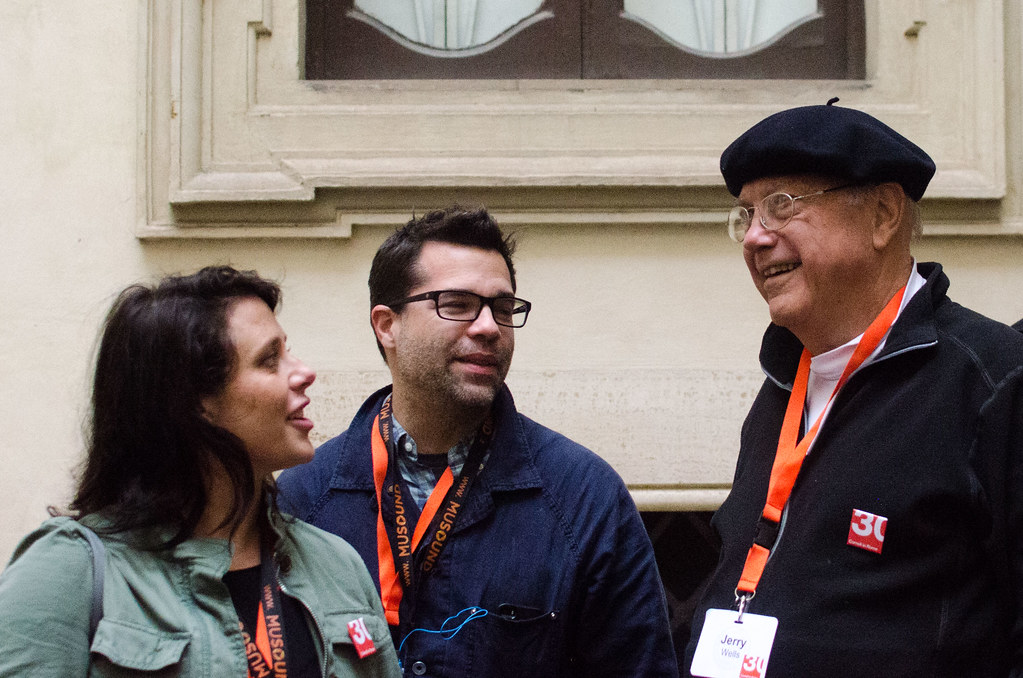 Professor Jerry Wells (at right) catches up with former students at Palazzo Santacroce.

photo / Maddy Eggers (B.Arch. '19)