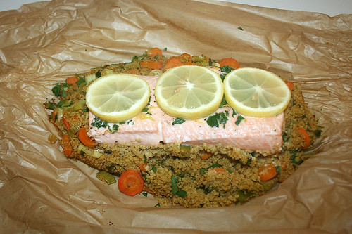 39 - Lachs auf Gemüse-Couscous - serviert / Salmon on vegetable couscous - served