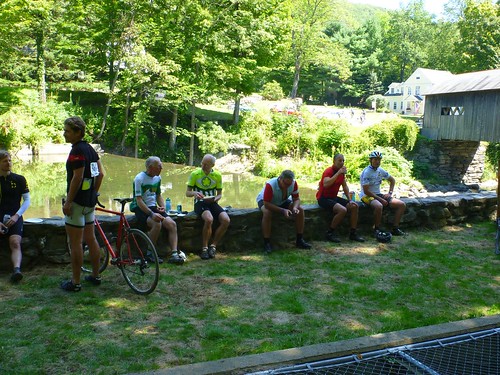 D2R2: Cyclists lunching next to the Green River
