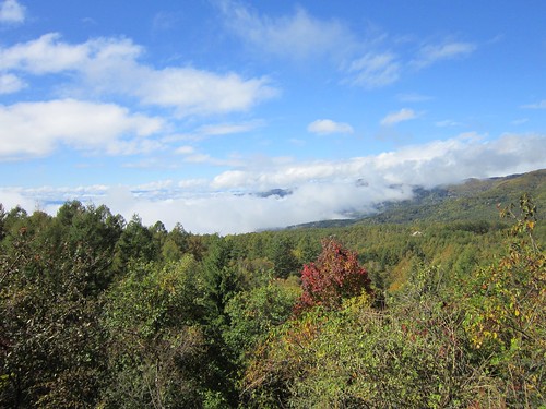雲に覆われる車山方面　2013年10月21日11：39 by Poran111