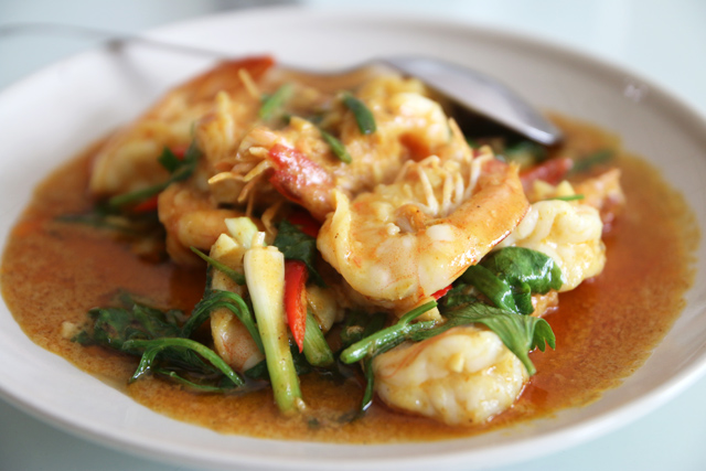 Goong pad pongkari (shrimp in a Thai yellow egg curry กุ้งผัดผงกะหรี่)