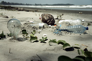 beach pollution (by: epSos.de, creative commons)