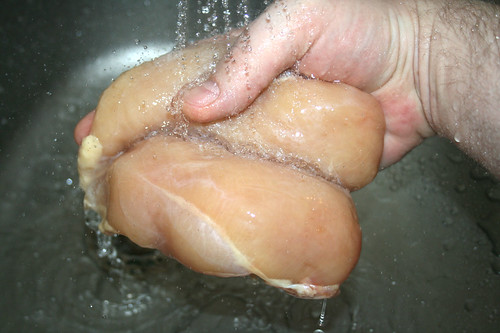 22 - Hähnchenbrust waschen / Wash chicken breast