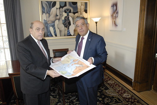 Chief of Staff of the Secretary General of the OAS Receives Documentation from the Permanent Representative of Honduras