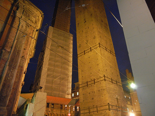 DSCN5063 _ Le due torri (Torre Garisenda, right, and Torre degli Asinelli, left), Bologna, October 2012, Bologna