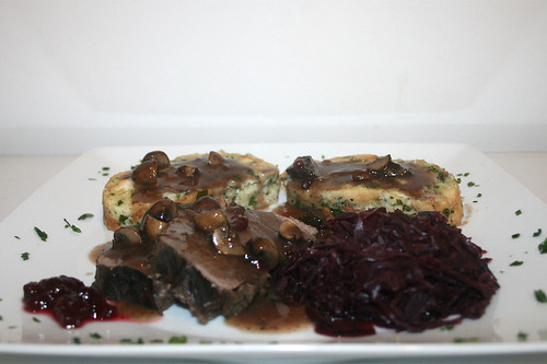 75 - Marinierter Rehbraten mit Serviettenknödel - Seitenansicht / Marinated venison roast with dumpling - side view