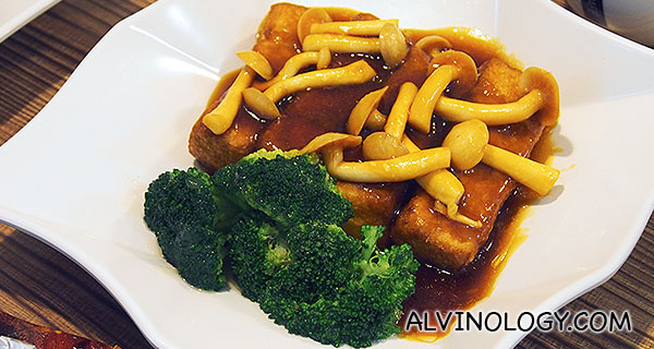 灵芝菇扒豆腐 Ling Zhi Mushroom Bean Curd (S$12, S$24)