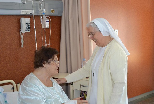 La hermana de la Consolación Fuensanta García visitando a la paciente Maruja Breva Fonfría.