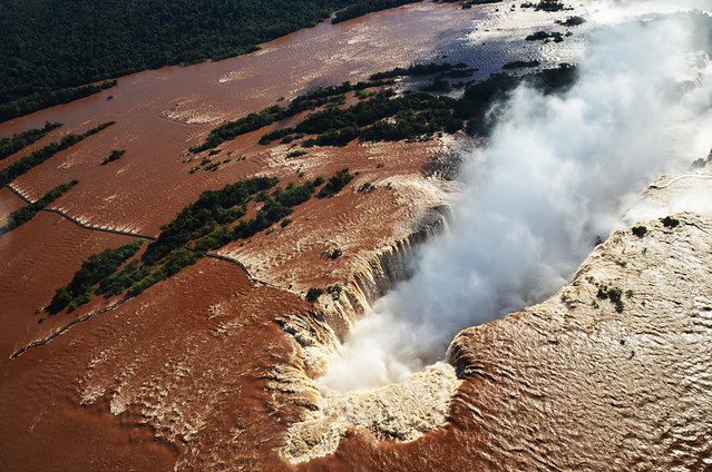 La garganta del diablo de cataratas de Iguazú desde el aire en helicóptero