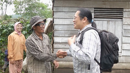 吳子鈺拜訪咖啡農。