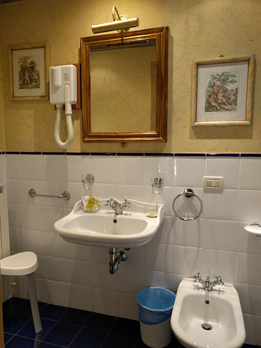bathroom @ Residenza Castiglioni