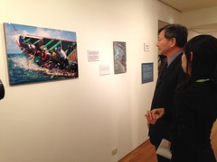 漁業署長沙志一於開幕茶會上看展，由綠色和平海洋專案主任顏寧導覽。
