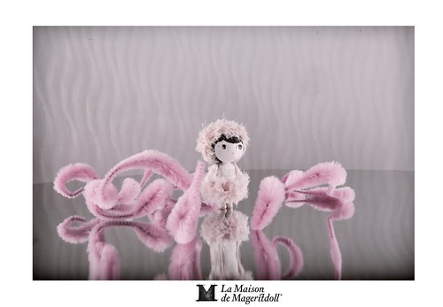 Mageritdoll: Kawaii Pom Pom Doll (Resin Art Doll Jewelry - Joyas de Muñeca. Muñeca artística resina) by La Maison de Mageritdoll