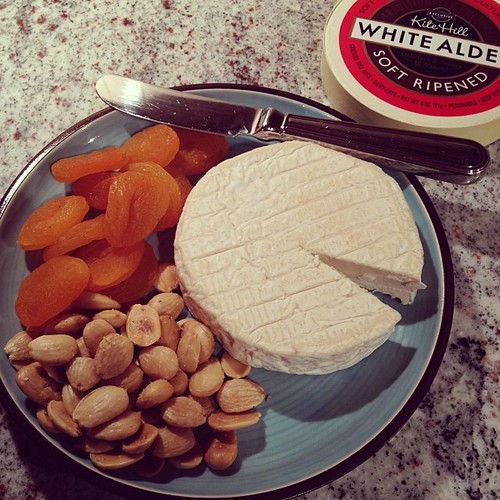 Vegan cheese plate w. Kite Hill White Alder. #vegannewyears #vegan