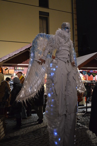 Lucia Weihnachtsmarkt Berlin angel on stilts