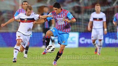 Lucas Castro in azione contro il Genoa al 