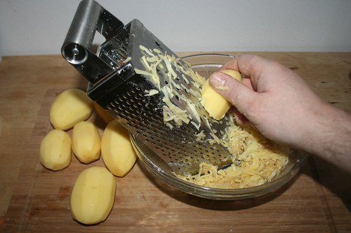 20 - Kartoffeln reiben / Grate potatoes