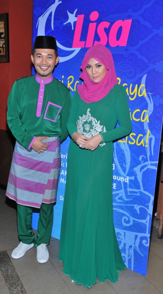 Karl Shafek dan Shila Amzah hadir dalam tona hijau dan merah jambu