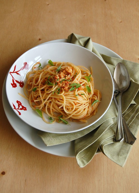 Sicilian pasta with tomatoes, garlic and almonds / Espaguete siciliano com tomates, alho e amêndoas