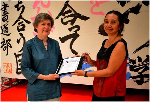 Open Spaces Society campaigner Kate receiving Ostrom award 2013 from Dr Leticia Merino (photo credit: Countryside and Community Research Institute, CCRI UK)