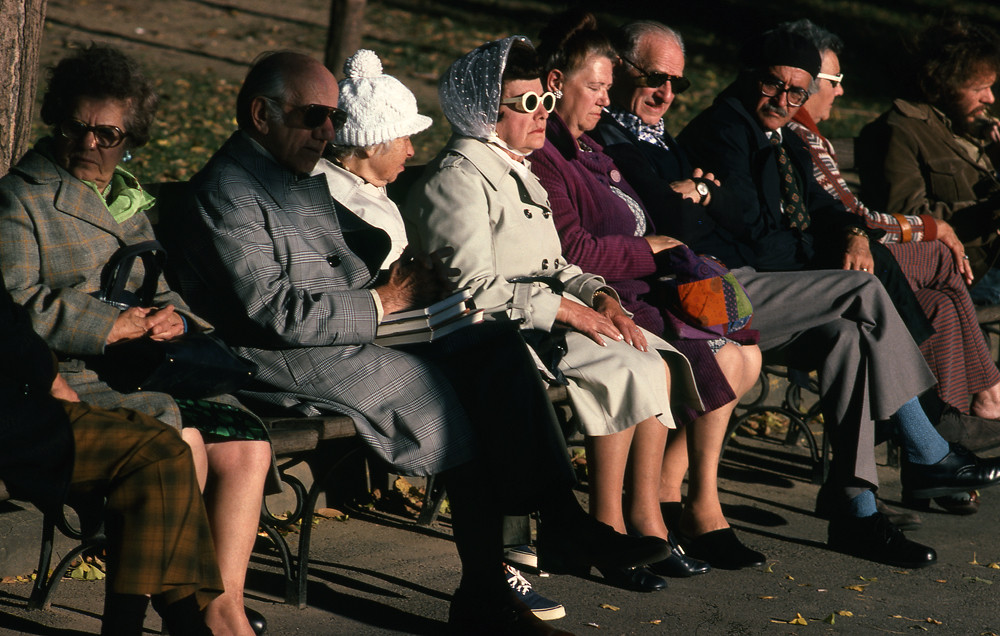 Нью-Йорк 77-78 OLD PEOPLE IN CENTRAL PARK ENJOYING THE SUN