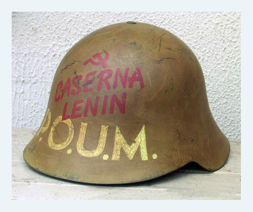 Casco del ejército español, modelo «Trubia» con inscripción del POUM (Partido Obrero de Unificación Marxista) e inscripción de la «Caserna Lenin» by Octavi Centelles
