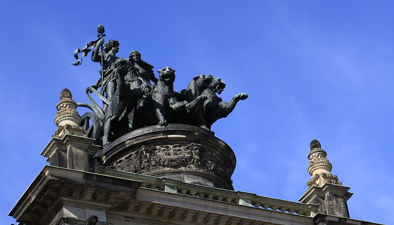 德勒斯登杉普歌劇院屋頂青銅像