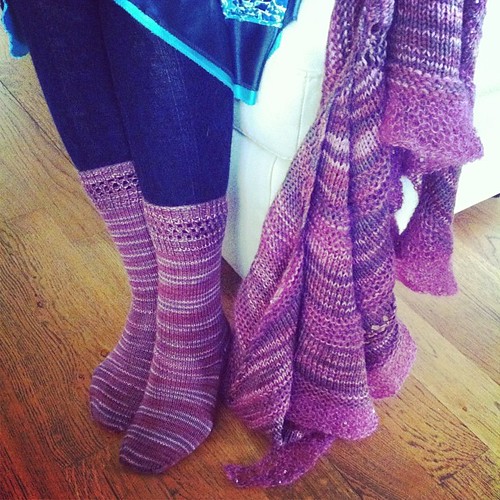 A pair of socks and a shawl :) Un paio di calzini e uno scialle:)