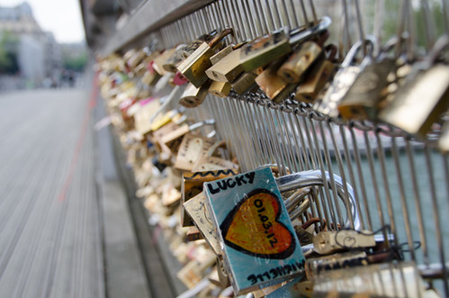 problems with love locks - Paris passerelle Leopold Sedar Senghor