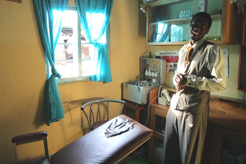 牙醫Yahaya開心介紹Mwenya Uganda的診所內新添購的醫療器材。