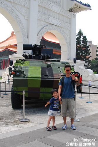 父子與雲豹裝甲車