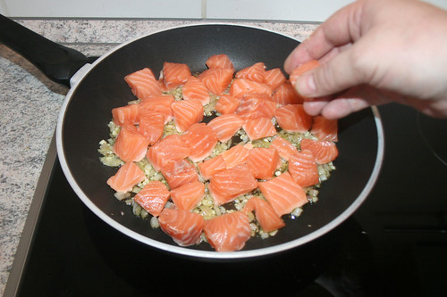 22 - Lachswürfel hinzugeben / Add salmon dices