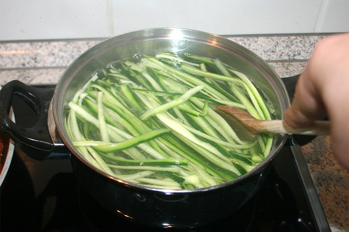 29 - Zucchini kochen / Cook zucchini