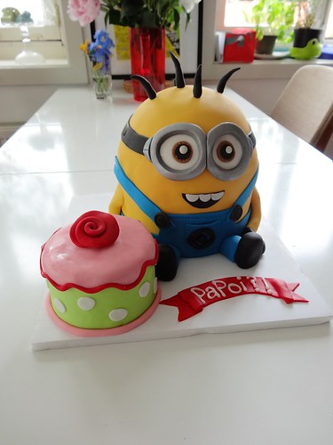 Minion Cake by CAKE Amsterdam - Cakes by ZOBOT