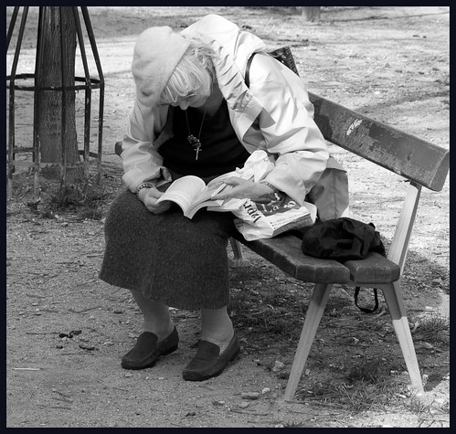 oude vrouw op bank by hans van egdom