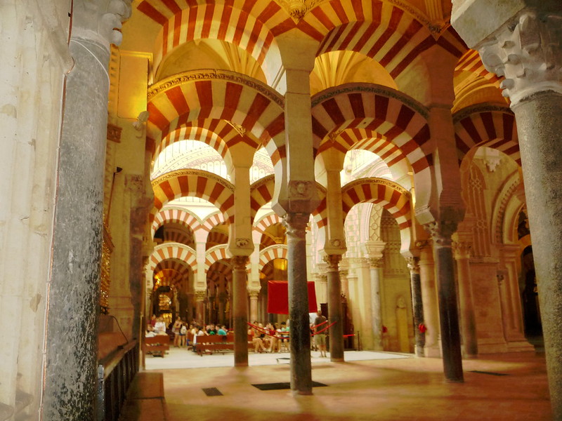 Blick vom Nordostende der Mezquita durch die Kirche zum Eingang