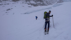 Zjazd ze szczytu Gran Paradioso 4061m lodowcem Laveciau, do schroniska Rif. F. Chabod 2750m. Piotr.