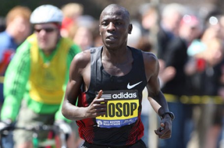 Keňan Moses Mosop ozdobí elitní pole maratonu