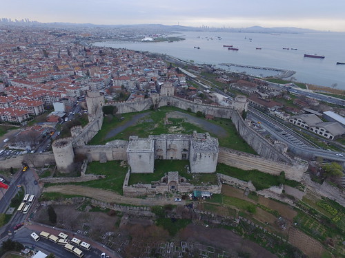 A Héttorony. A Konstantinápoly védműnek legnagyobb darabja.