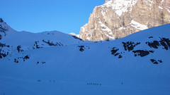 Liczne grupy ski alpinistów po wyjsciu ze schorniska G.F. Benevolo.