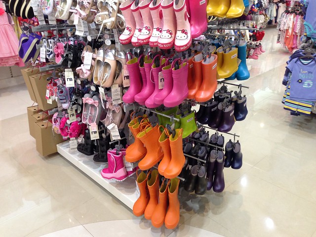 整排的日本stample雨鞋雨靴@mothercare敦南旗鑑店大採購