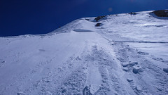 Paweł wchodzi na depozyt sniegu i urywa mała lawinę. Proba wejscie na szczyt Punta Fuora 3411m.