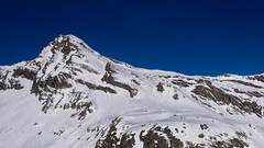 Nasz kolejny cel -  przełęcz Col Basei 3176m. Z lewej szczyt Punta Basei 3338m.